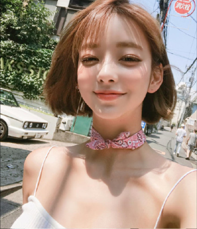 短发美女嘟嘴卖萌自拍照图片