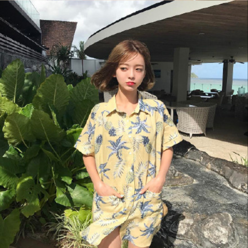 短发美女嘟嘴卖萌自拍照图片
