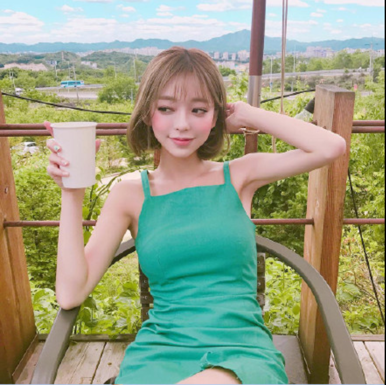 短发美女嘟嘴卖萌自拍照图片