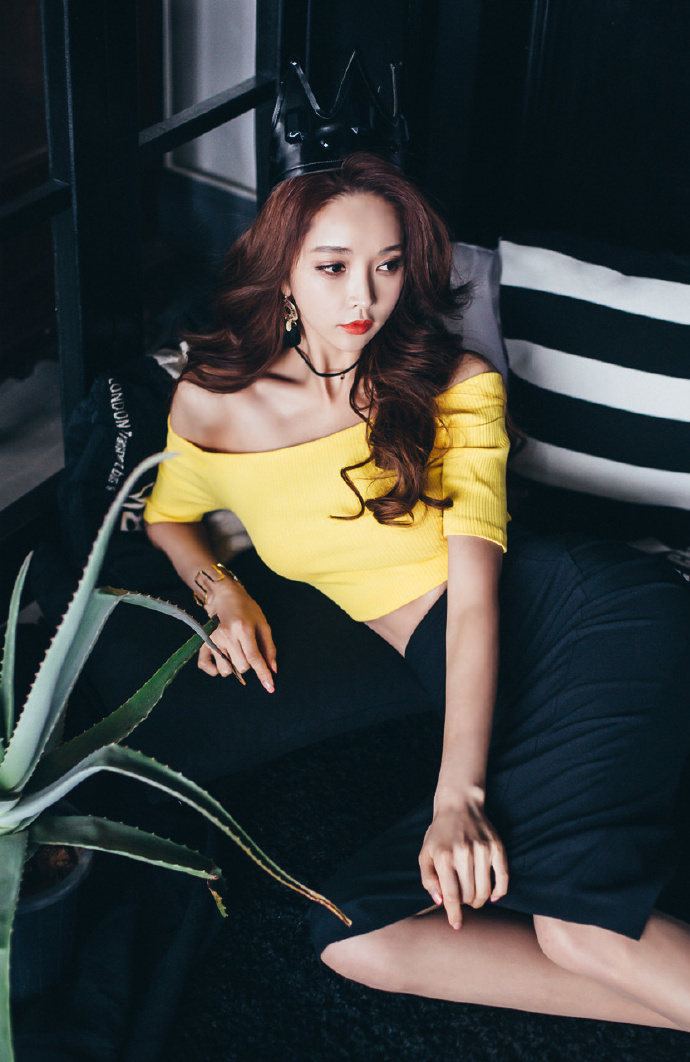 长卷发美女模特黄色上衣搭配黑色一步裙性感诱