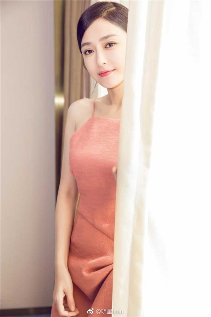沈阳美女明星秦岚粉色长裙露香肩好气质尽显优