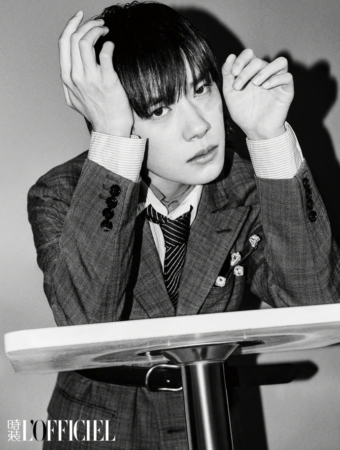 小鲜肉明星帅哥易烊千玺《时装 L'OFFICIEL》十月刊