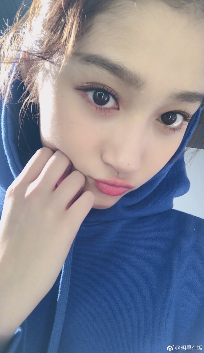 关晓彤穿蓝色超大卫衣撞衫景甜甜妹纸少女感十