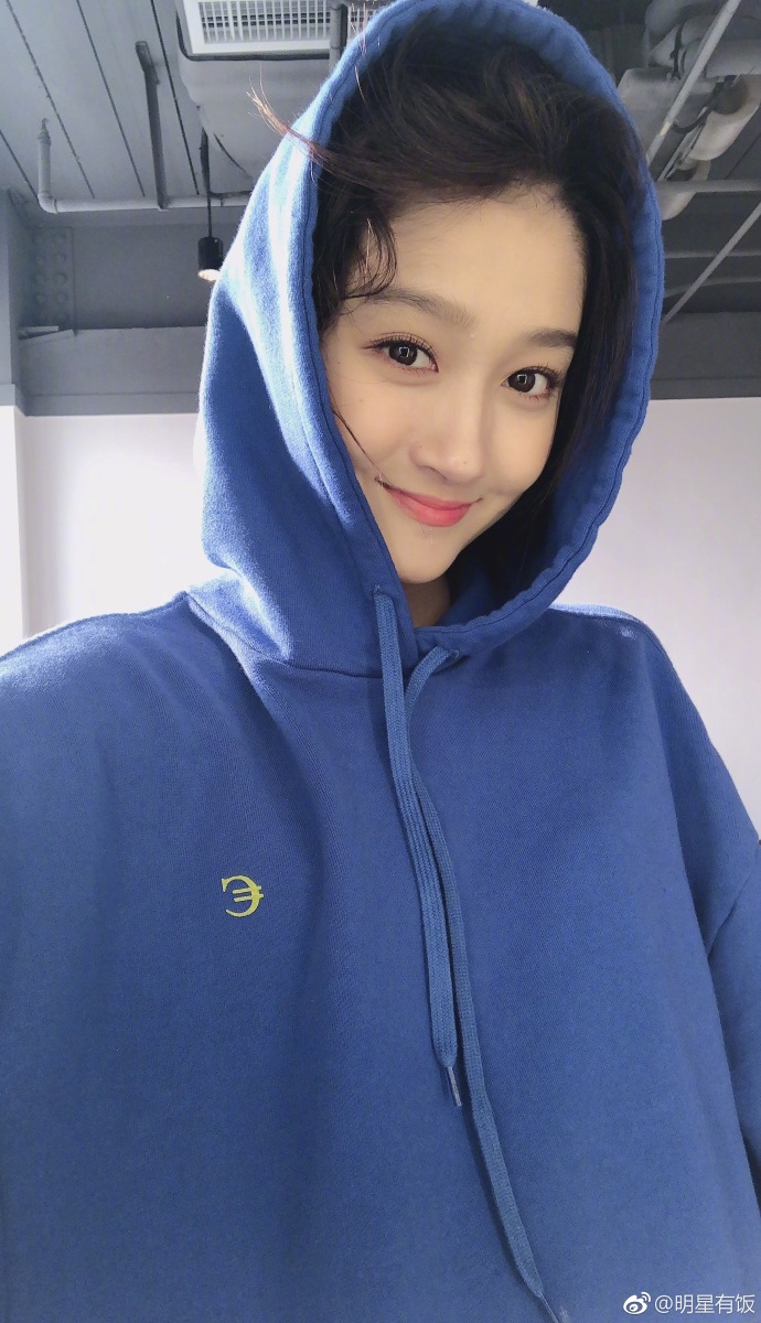 关晓彤穿蓝色超大卫衣撞衫景甜甜妹纸少女感十