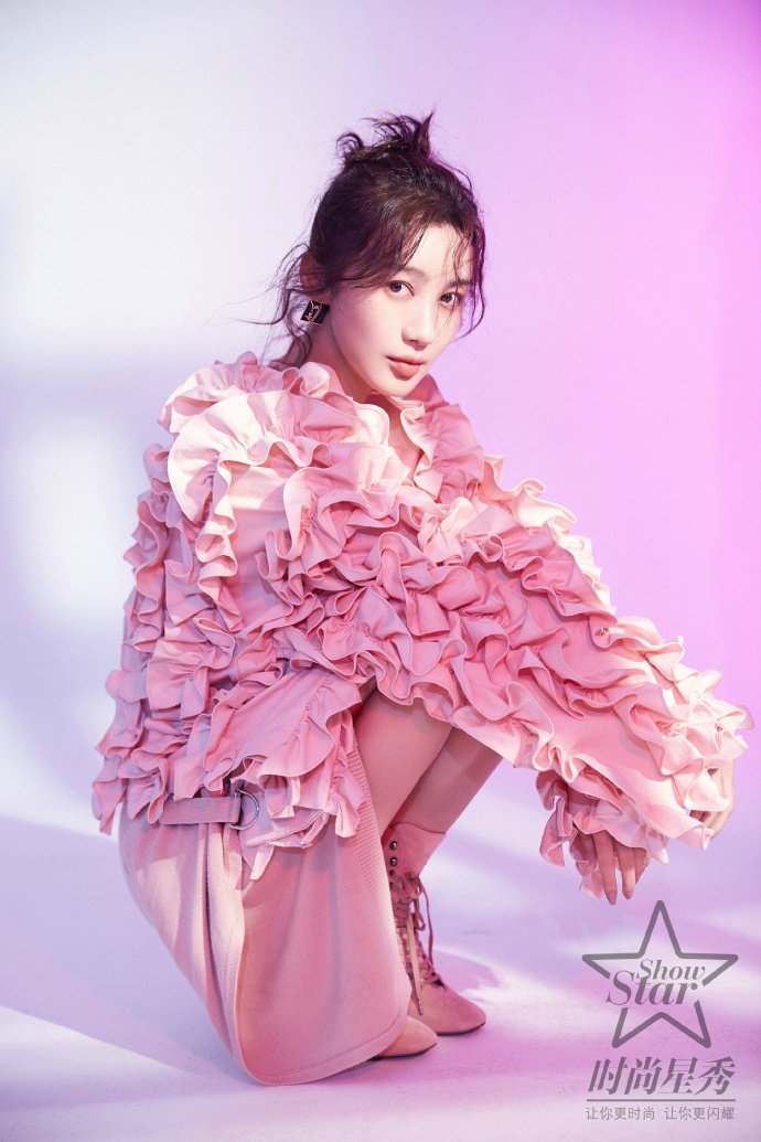 内地女明星李菲儿粉色系时尚大片搭配黑白色调