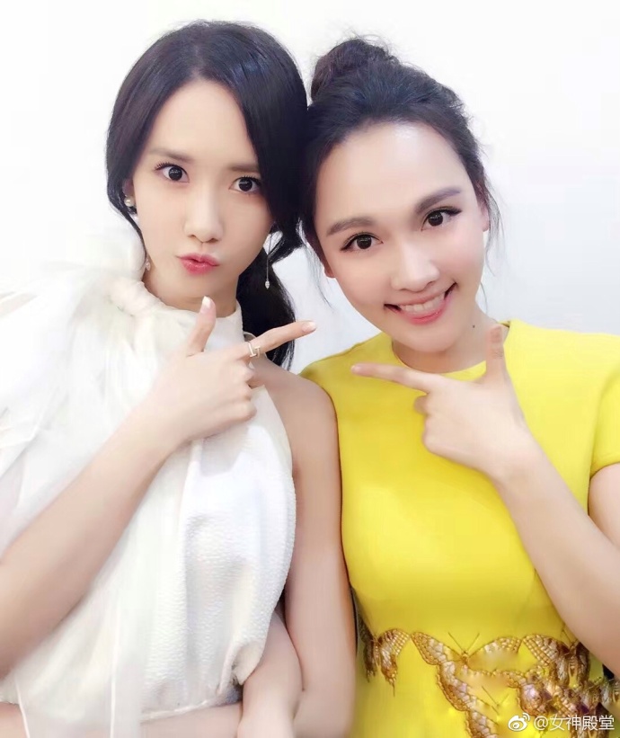 中韩美女明星孙骁骁、林允儿俏皮自拍清新脱俗
