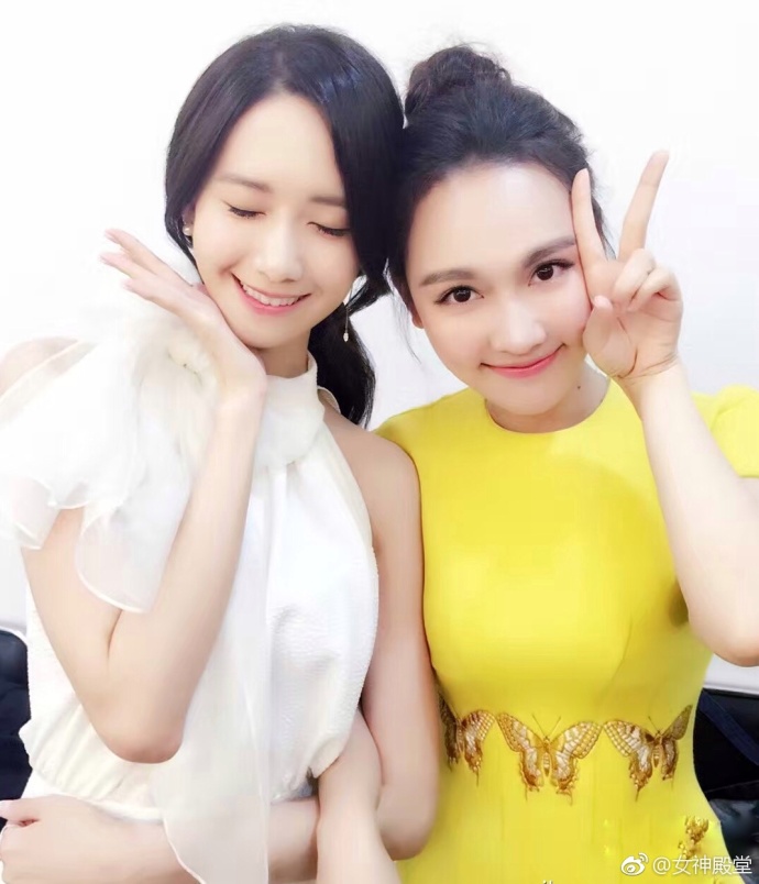 中韩美女明星孙骁骁、林允儿俏皮自拍清新脱俗