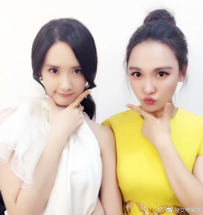 中韩美女明星孙骁骁、林允儿俏皮自拍清新脱俗