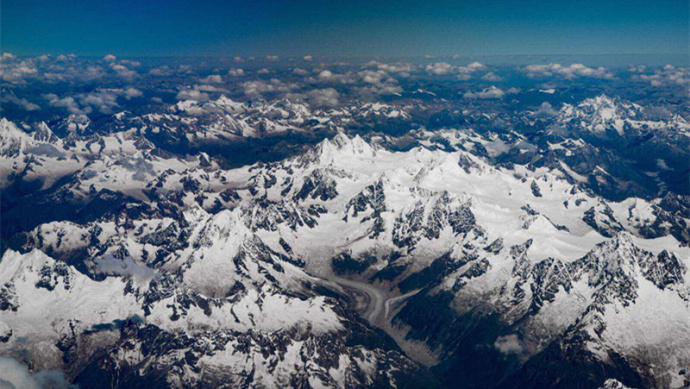 西藏航拍雪山风景图片