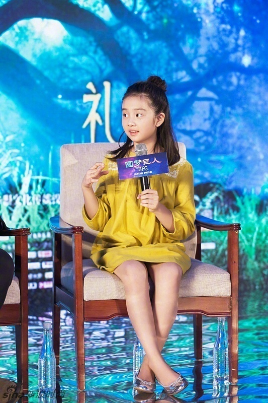 星二代11岁的黄多多已经出落成独立自信的少女模
