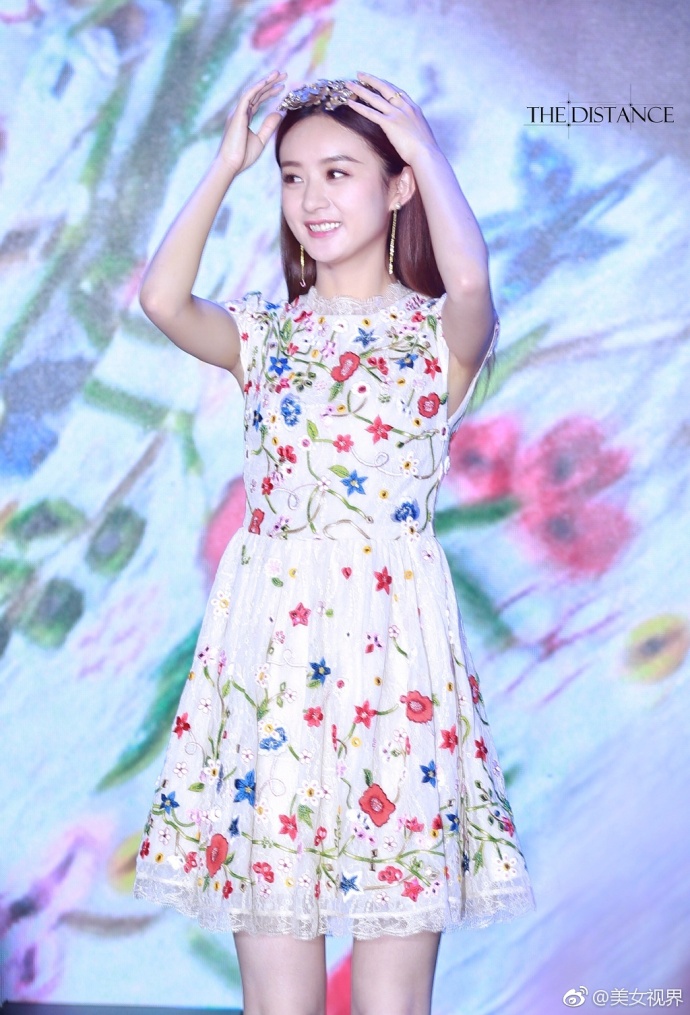 大眼美女明星赵丽颖碎花连衣裙优雅气质写真