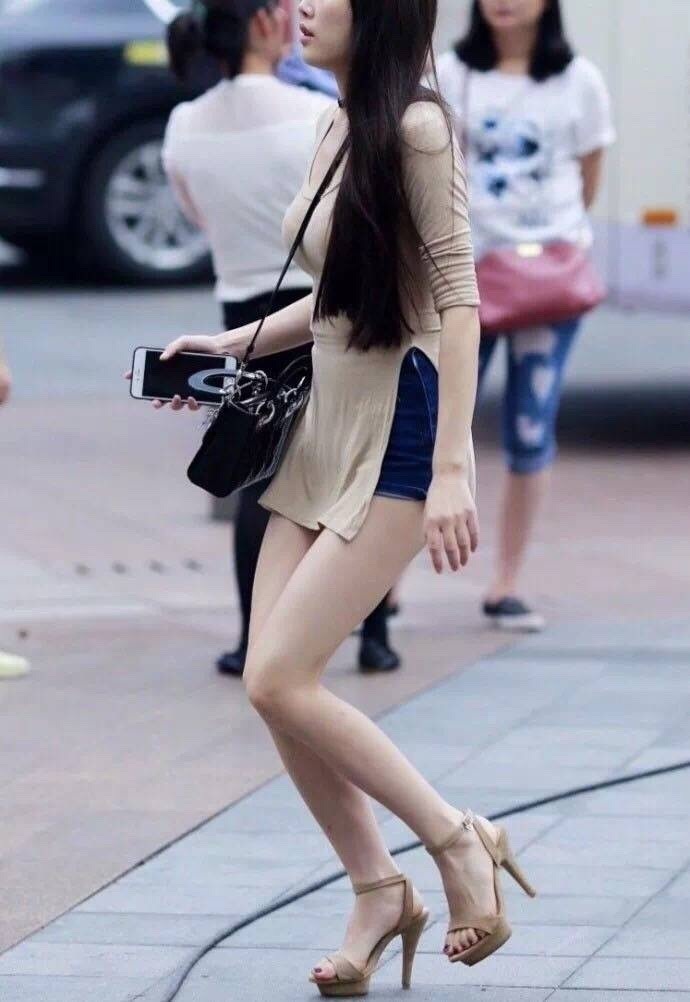 大长腿美女超短裤搭配高跟鞋性感街拍图片