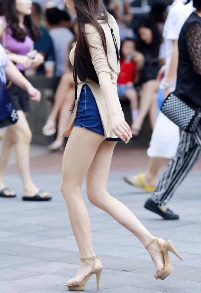 大长腿美女超短裤搭配高跟鞋性感街拍图片