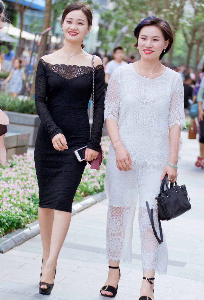 优雅美女褐色连衣裙搭配黑色鱼嘴细跟高跟鞋性