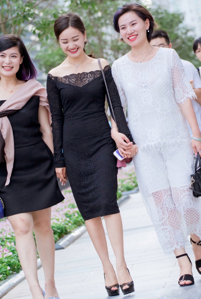 优雅美女褐色连衣裙搭配黑色鱼嘴细跟高跟鞋性