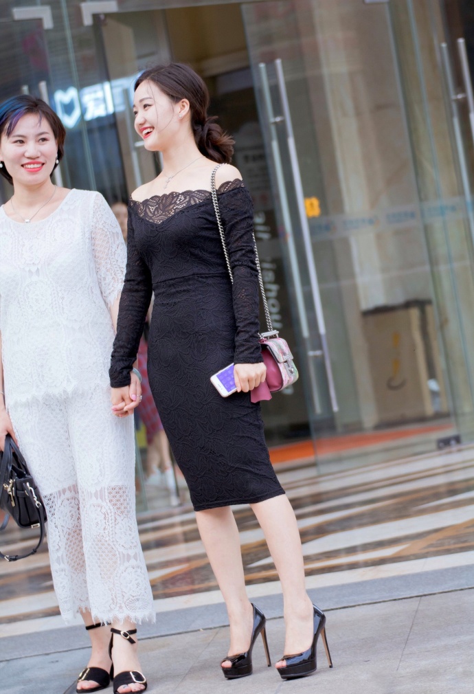 优雅美女褐色连衣裙搭配黑色鱼嘴细跟高跟鞋性