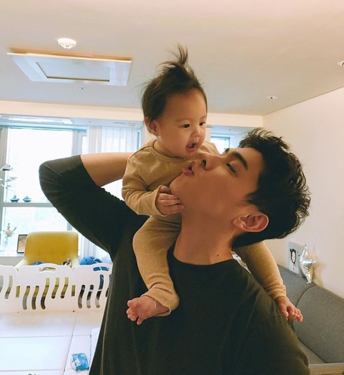 幸福图片:爸爸和上辈子的小情人有说不完的话呀