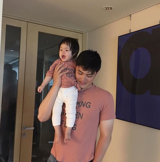 幸福图片:爸爸和上辈子的小情人有说不完的话呀