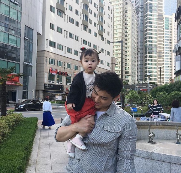 幸福图片:爸爸和上辈子的小情人有说不完的话呀