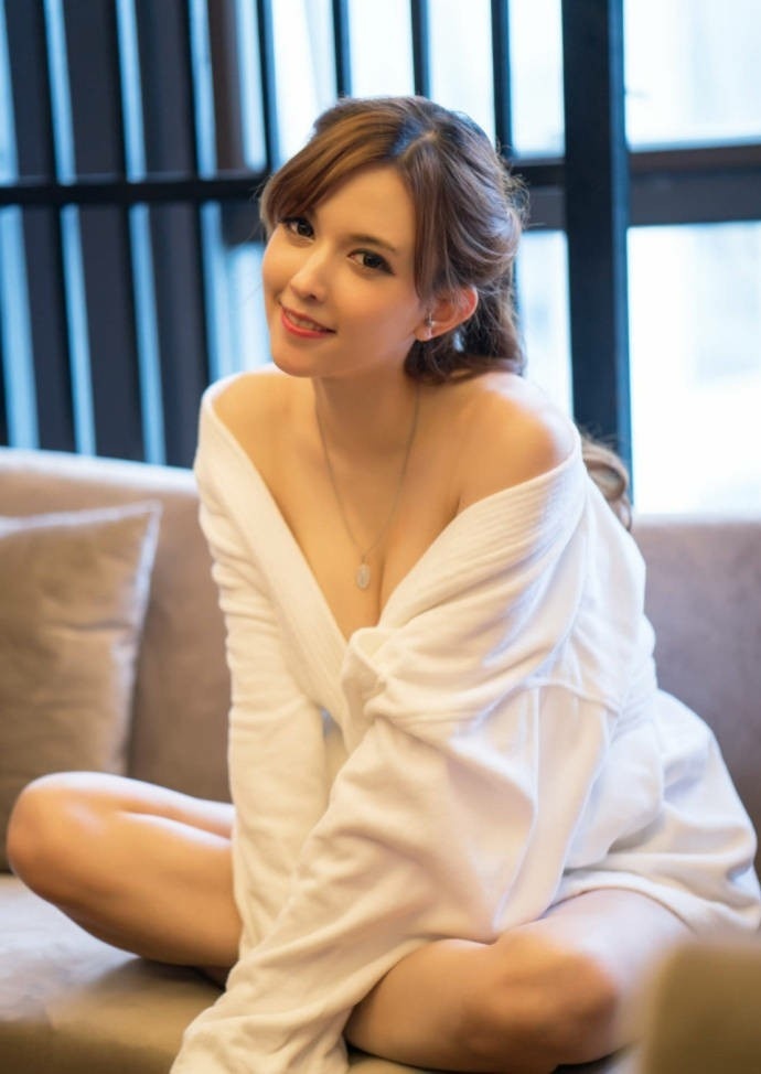 日本av女优泷泽萝拉性感图片穿上衣服的看上去更