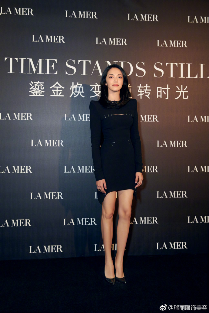 LA MER新品发布会姚晨小黑裙搭配尖头高跟鞋优雅