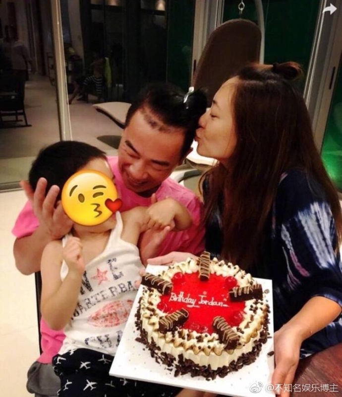 明星夫妻陈小春应采儿爱情的模样大概就是如此