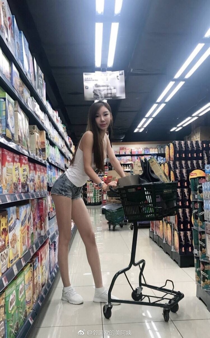 大长腿美女齐逼短裤性感街拍图片