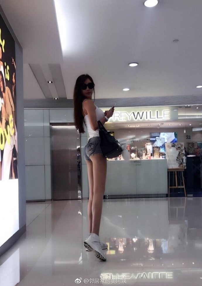 大长腿美女齐逼短裤性感街拍图片