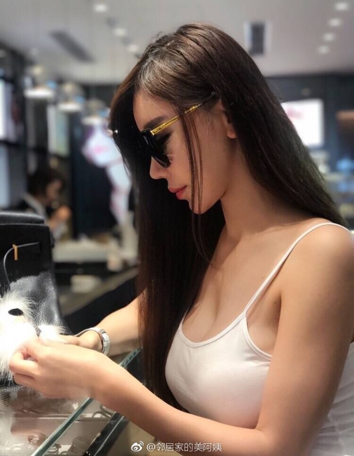 大长腿美女齐逼短裤性感街拍图片
