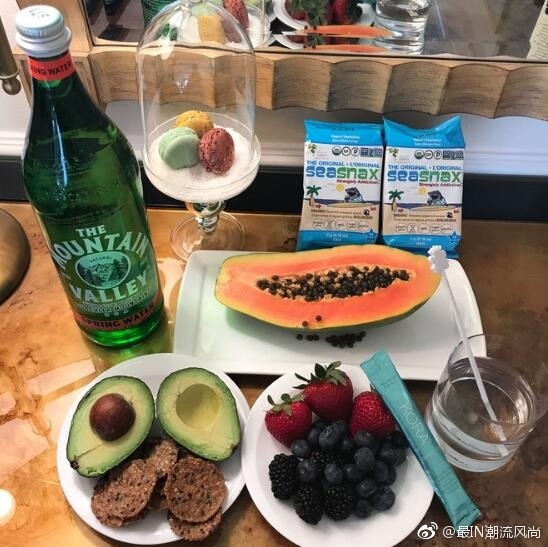 欧美超模米兰达·可儿终于瘦回来了晒瑜伽照展现