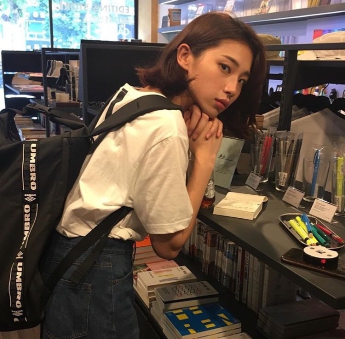 长相超舒服的一枚清纯妹纸还有些神似秀智