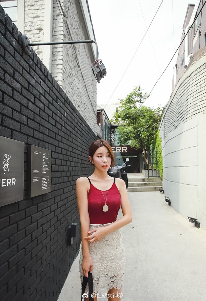 网络美女红色吊带搭配白色包臀裙性感图片超美