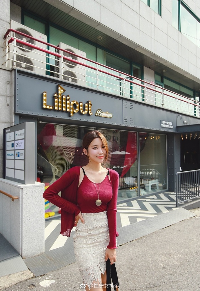 网络美女红色吊带搭配白色包臀裙性感图片超美