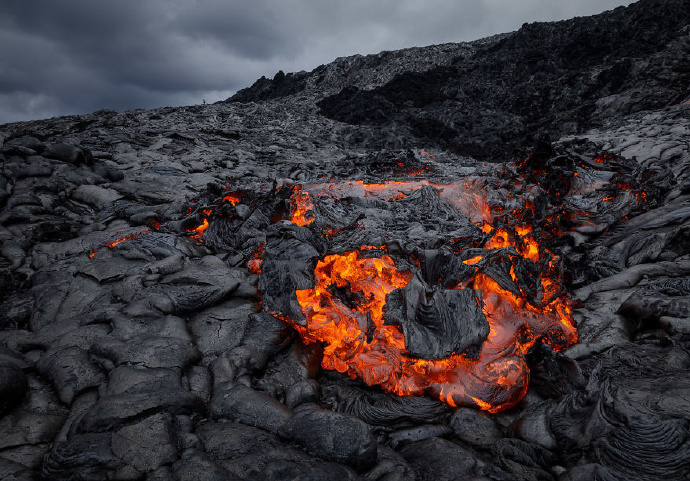 夏威夷火山用无人机拍摄的岩浆风景图片