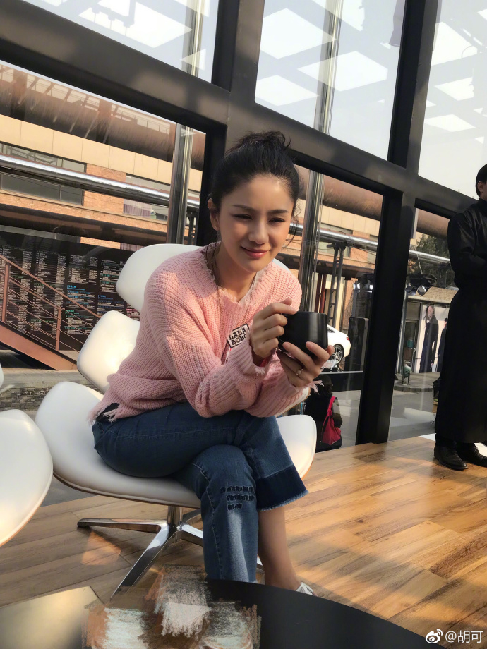 大眼美女明星胡可喝咖啡美图,你能看的出这是两
