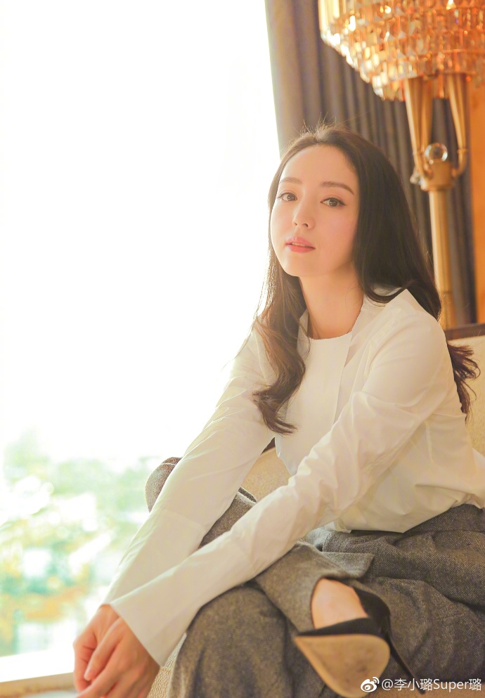 大眼美女明星董璇当妈后越来越漂亮了