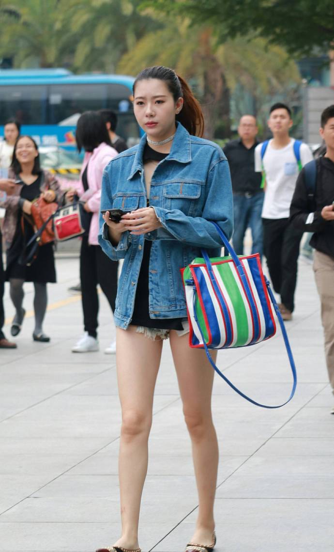 大长腿女神齐逼小短裤半裸酥臀性感街拍图片