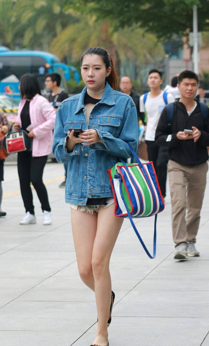 大长腿女神齐逼小短裤半裸酥臀性感街拍图片
