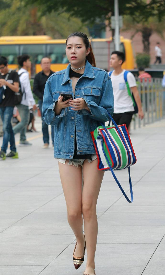大长腿女神齐逼小短裤半裸酥臀性感街拍图片