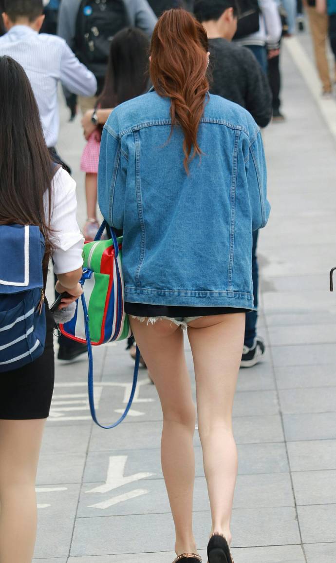 大长腿女神齐逼小短裤半裸酥臀性感街拍图片
