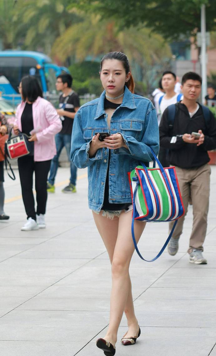 大长腿女神齐逼小短裤半裸酥臀性感街拍图片