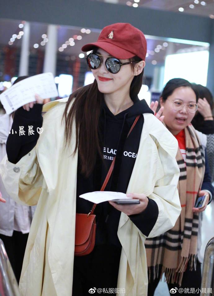 上海美女明星唐嫣私服街拍之机场时尚街拍图片