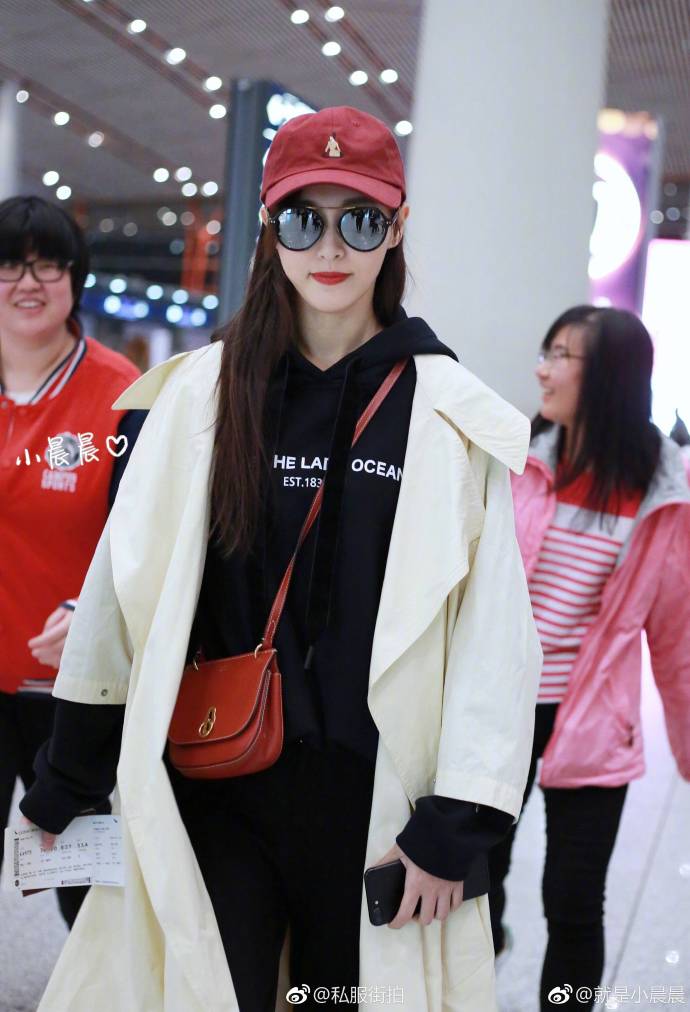 上海美女明星唐嫣私服街拍之机场时尚街拍图片