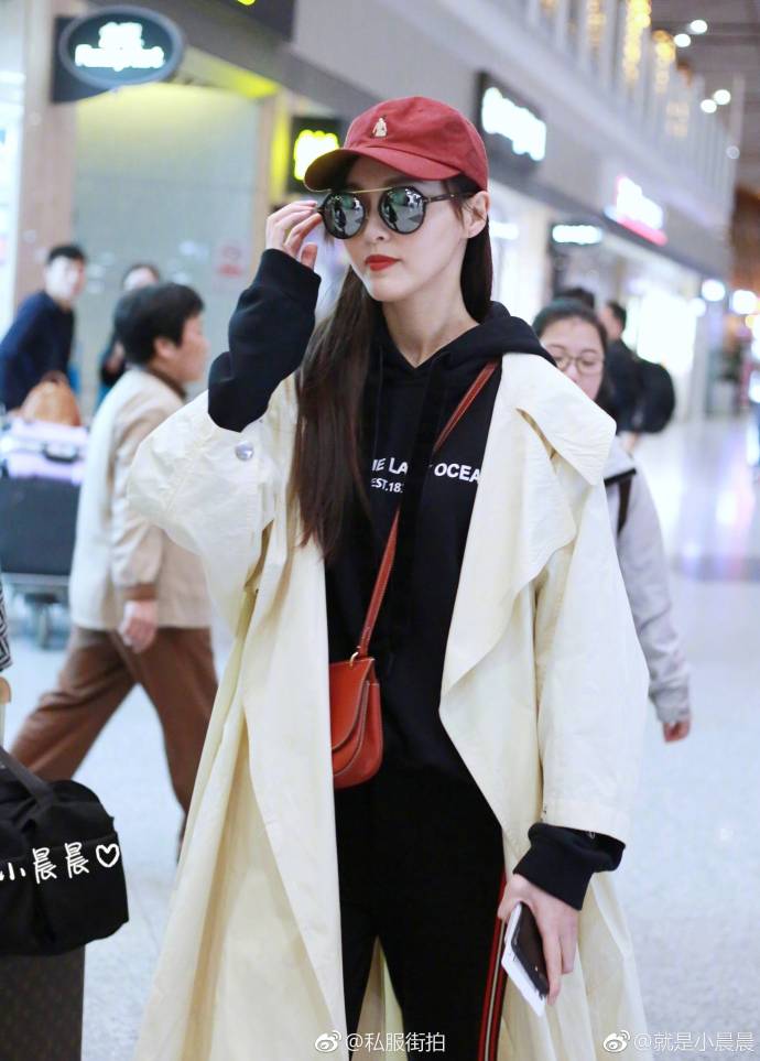 上海美女明星唐嫣私服街拍之机场时尚街拍图片
