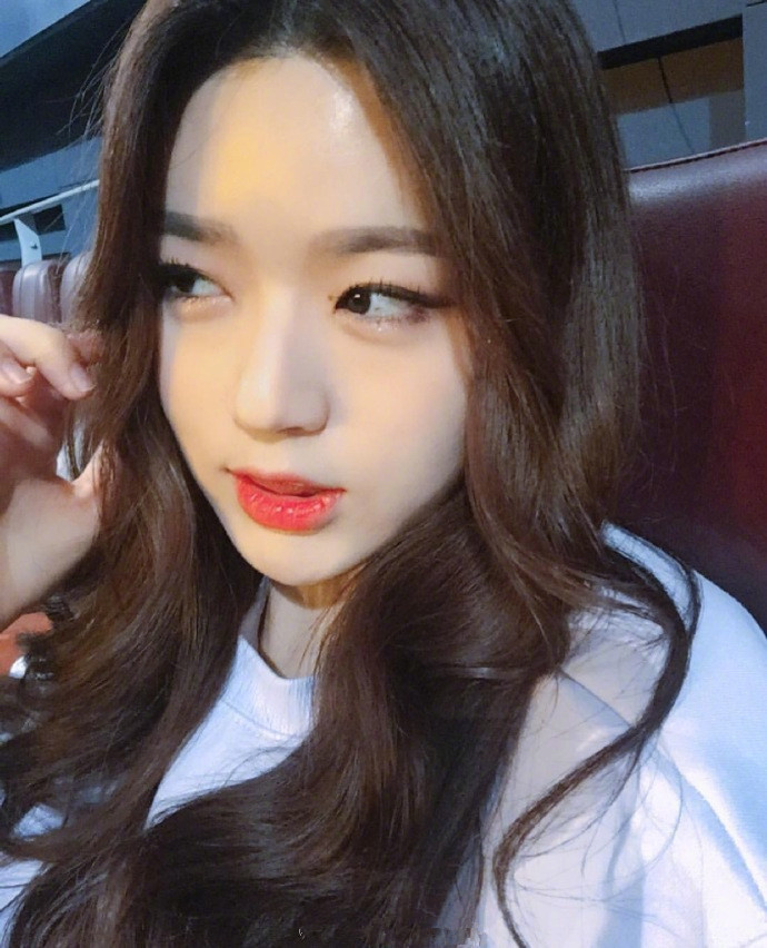 清纯甜美系少女波浪卷发色为蜜茶色图片
