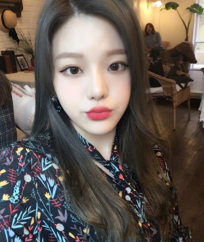 很显肤白的浅亚麻色系发色网络美女大波浪卷自