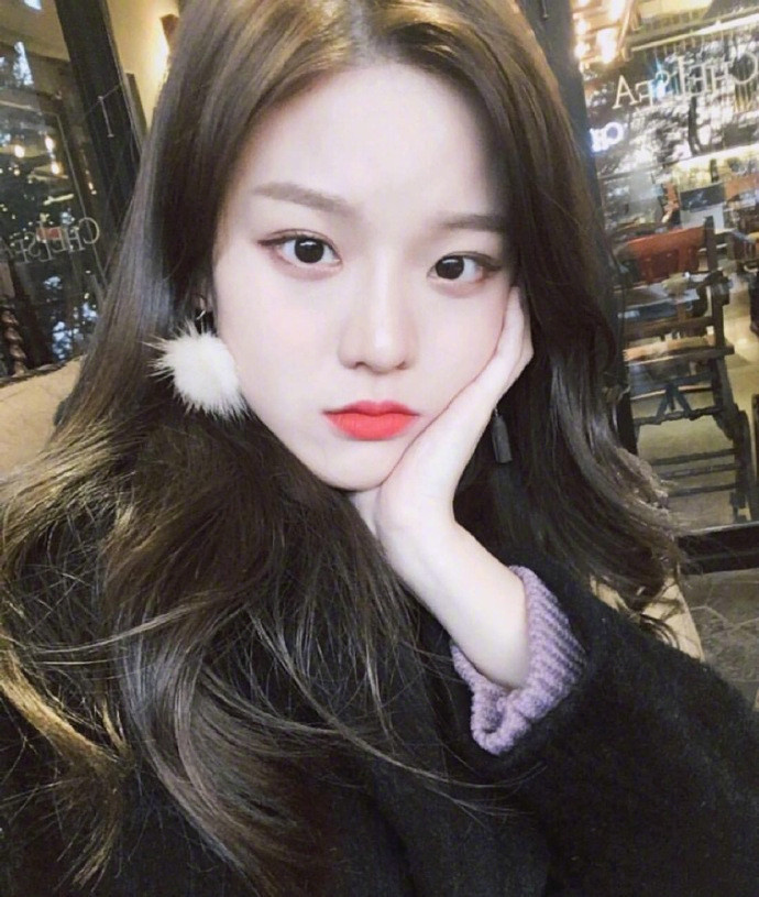 很显肤白的浅亚麻色系发色网络美女大波浪卷自