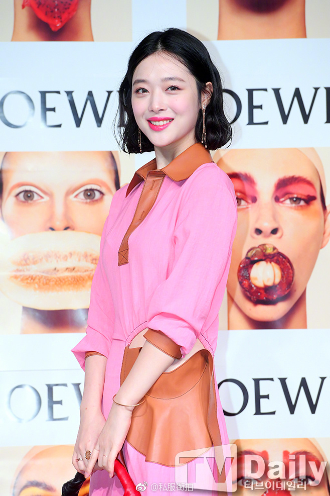 韩国美女明星崔雪莉出席某时尚活动私服街拍