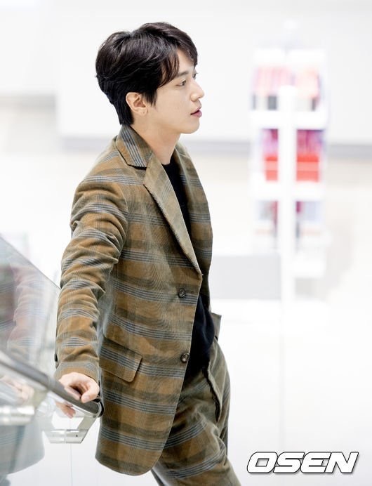 韩国男明星帅哥CNBlue队长郑容和明洞采访新闻图