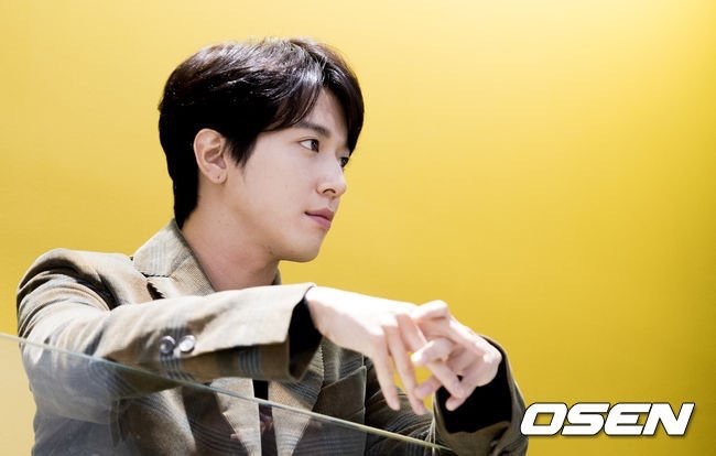 韩国男明星帅哥CNBlue队长郑容和明洞采访新闻图